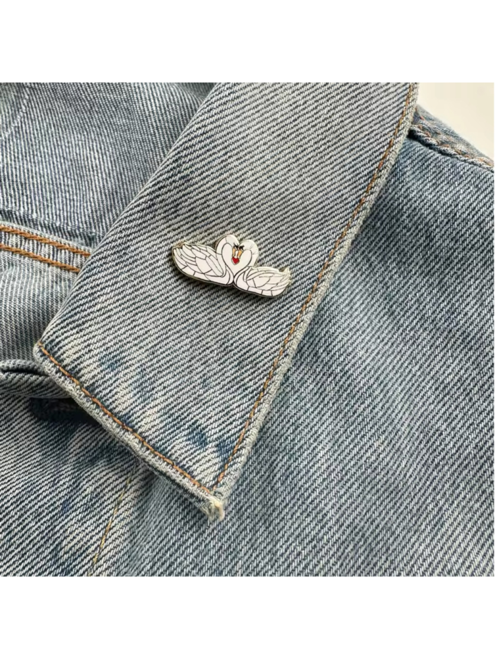 Beautiful Swan Couple Heart Enamel Pin - Picture 2 of 3